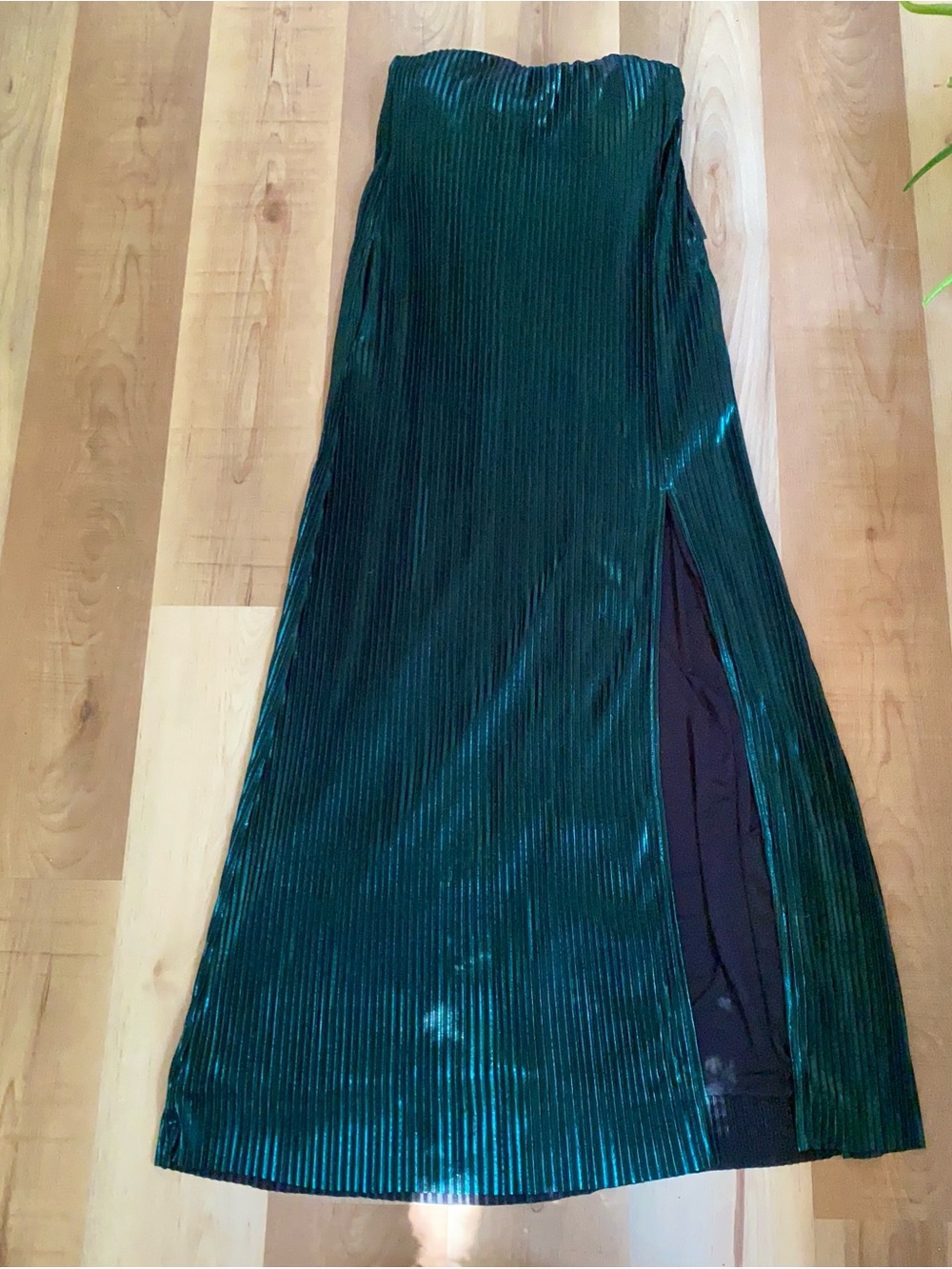 House of Harlow 1960 Strapless Emerald Green Pleated Maxi Dress with Side Slit - Picture 4 of 8